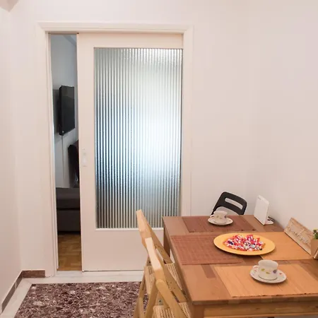 Prime Location, Renovated Flat! Apartment
